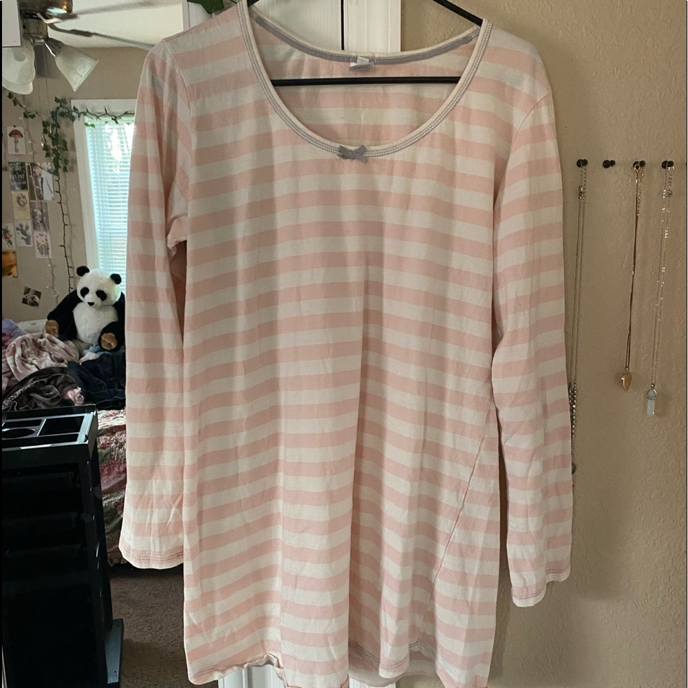 pink & white night gown  𖡼.𖤣𖥧
